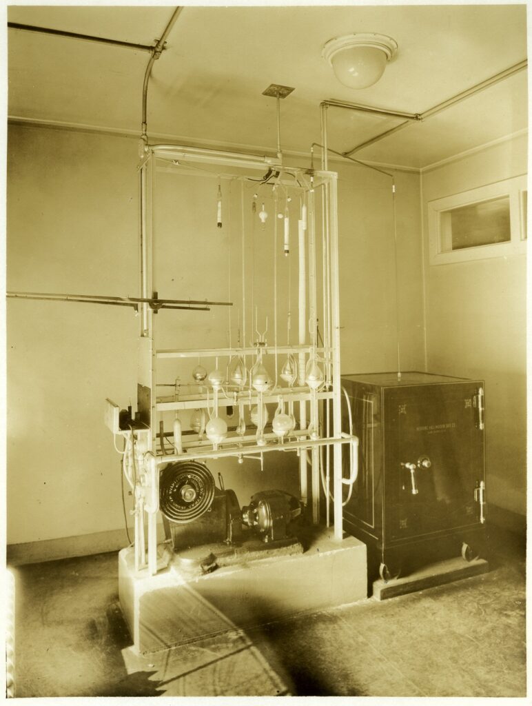Radon extraction equipment, 1924. Photograph by H.J. Armstrong. Photograph collection, SM, Department of Radiology