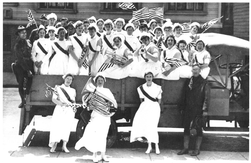 Nurses and soldiers, World War I, circa 1917. From the H.M. Fishbon Memorial Library, UCSF Medical Center at Mount Zion.